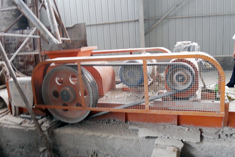 對輥破碎機粉碎石頭現場圖