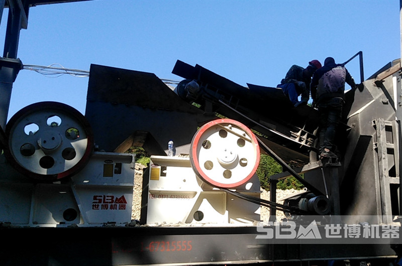 破碎機(jī)破石頭現(xiàn)場(chǎng)