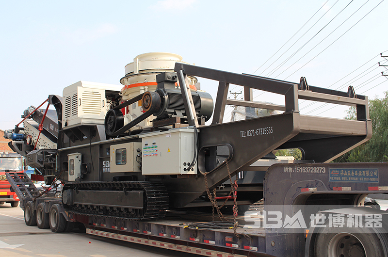 履帶式移動破碎站，可破碎建筑廢料磚頭