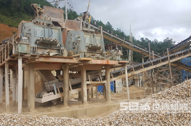 云南1315破碎機(jī)打混合料現(xiàn)場(chǎng)