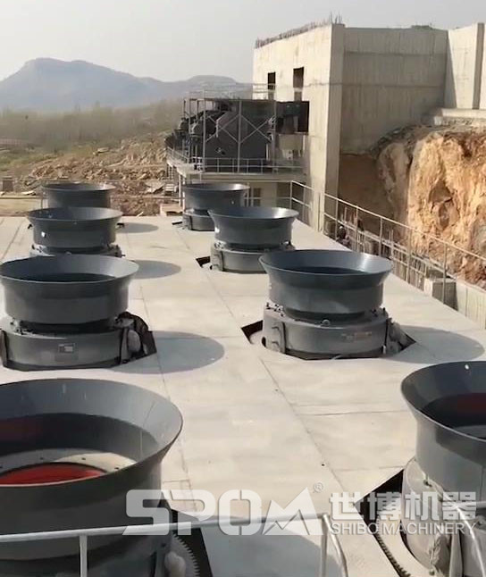 多臺液壓巖石圓錐機，現(xiàn)場圖