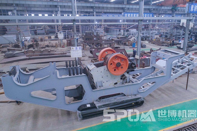 世博履帶式移動69破碎石機(jī)生產(chǎn)車間，半成品