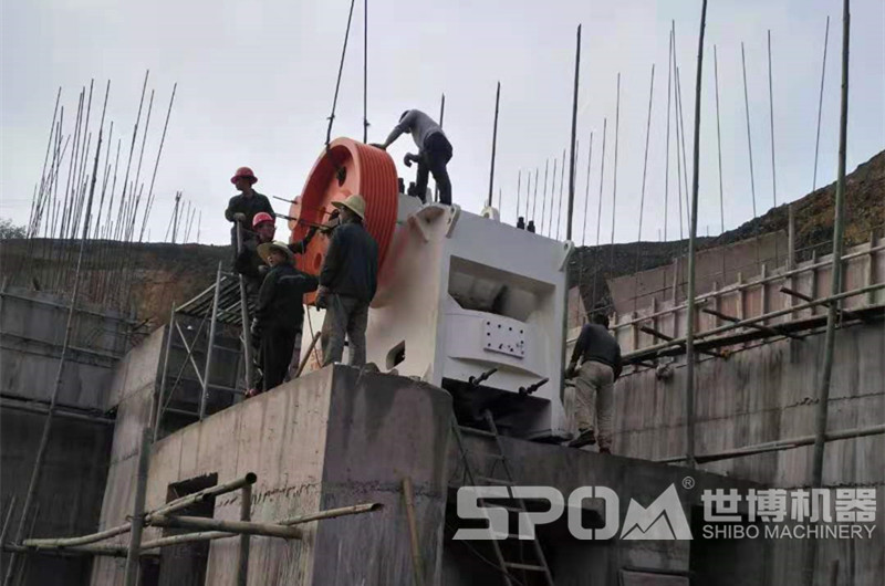 砂石場粗碎破碎機顎破安裝