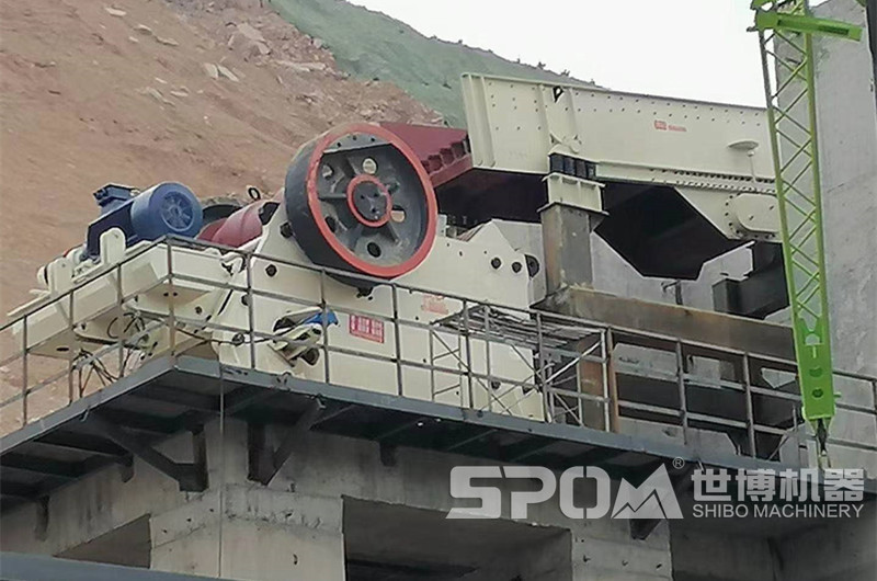 鄂破現(xiàn)場圖，粗碎石料