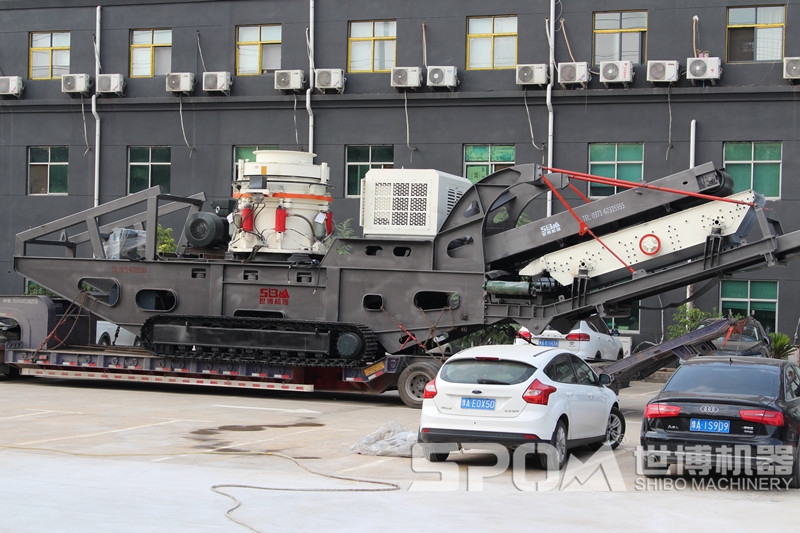 履帶圓錐碎石移動(dòng)設(shè)備裝車發(fā)貨