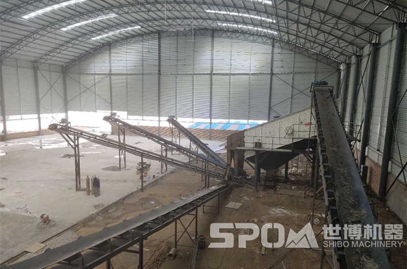 砂石振動篩安裝有一定傾角，連接皮帶機