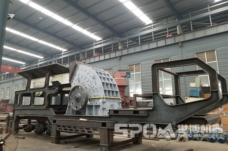 世博移動(dòng)重錘破碎機(jī)生產(chǎn)車(chē)間
