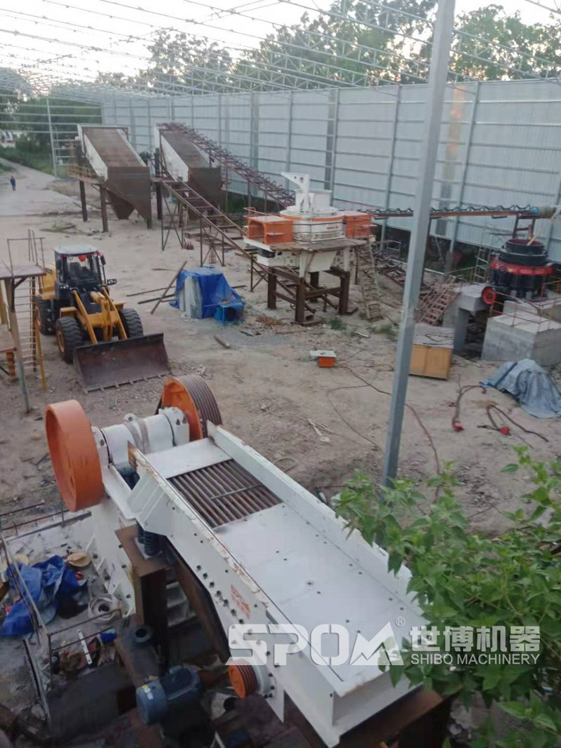 石頭破碎制砂全套設備現場圖